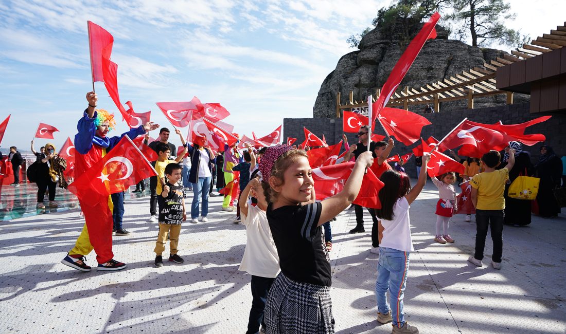 MİNİKLER CUMHURİYET COŞKUSUNU ALİ KAYASI’NDA YAŞADI Büyükşehir Belediyesi, Cumhuriyetin 100. yılı dolayısıyla Ali Kayası Cam Teras’ta