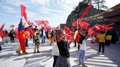 Büyükşehir Belediyesi, Cumhuriyetin 100. yılı dolayısıyla Ali Kayası Cam Teras’ta