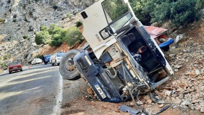 Kahramanmaraş’ın Pazarcık ilçesinde beton kamyonunun devrilmesi sonucu 1’i ağır 2