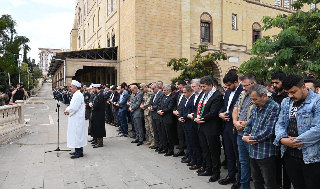 FİLİSTİN’DE HAYATINI KAYBEDENLER İÇİN GIYABİ CENAZE NAMAZI KILINDI Filistin’de hayatını kaybeden vatandaşlar için Abdülhamidhan Camii’nde kılınan gıyabi cenaze