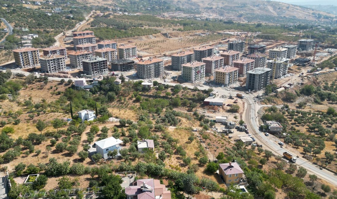 DULKADİROĞLU’NDA DEPREM KONUTLARI YÜKSELİYOR Dulkadiroğlu Belediye Başkanı Necati Okay, Karataş ve Akyar mahallelerinde yapımı