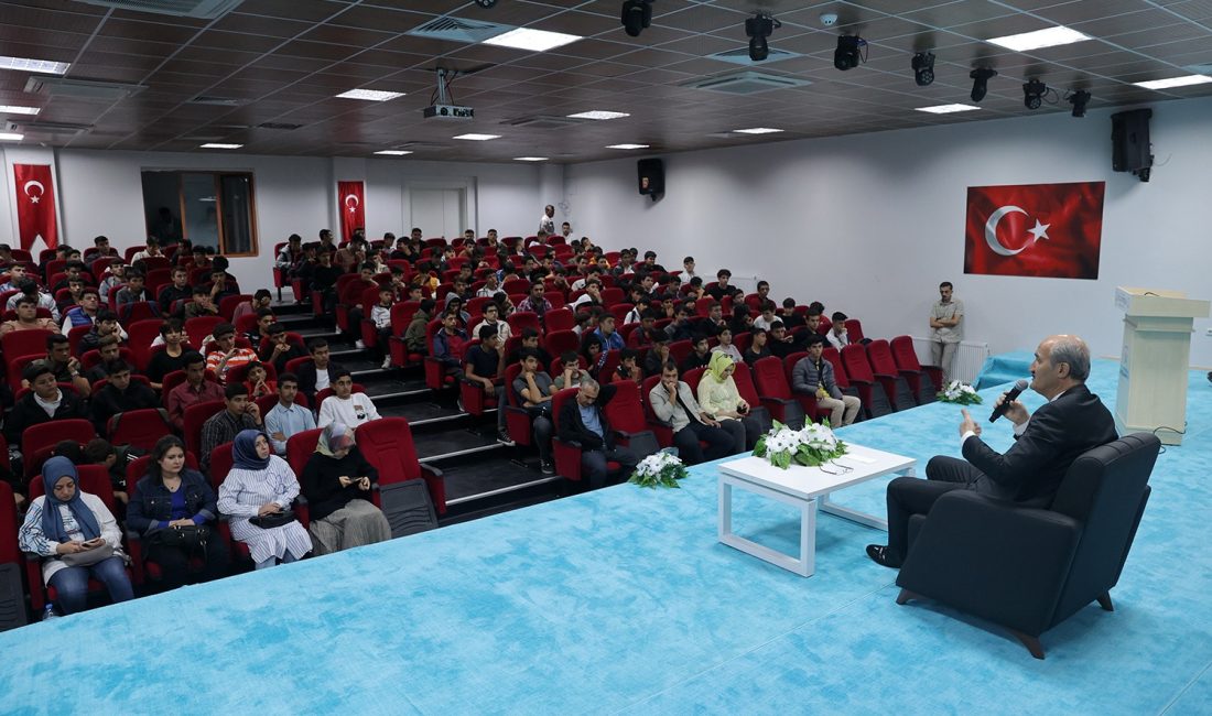 Depremzede gençlere yönelik Dulkadiroğlu Gençlik Merkezi’nde düzenlenen etkinliğe katılan Belediye