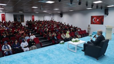 Depremzede gençlere yönelik Dulkadiroğlu Gençlik Merkezi’nde düzenlenen etkinliğe katılan Belediye
