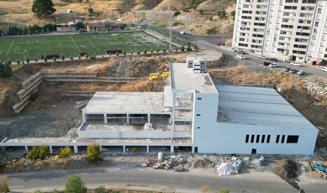 DOĞUKENT SPOR KOMPLEKSİNDE ÇALIŞMALAR HIZ KAZANDI Dulkadiroğlu Belediyesi’nin Doğukent mahallesinde başlattığı Doğukent Spor Kompleksi projesinde çalışmalar
