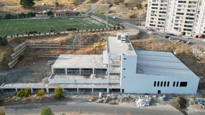 Dulkadiroğlu Belediyesi’nin Doğukent mahallesinde başlattığı Doğukent Spor Kompleksi projesinde çalışmalar