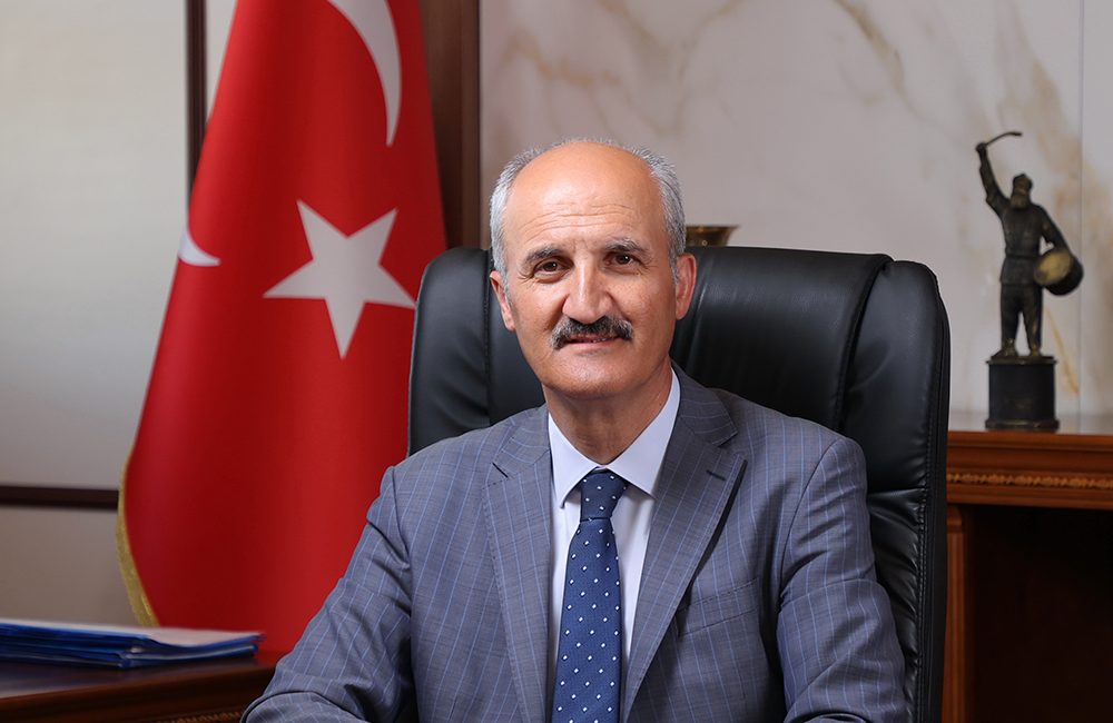 BAŞKAN OKAY’IN 29 EKİM MESAJI Dulkadiroğlu Belediye Başkanı Necati Okay, 29 Ekim Cumhuriyet Bayramı dolayısıyla