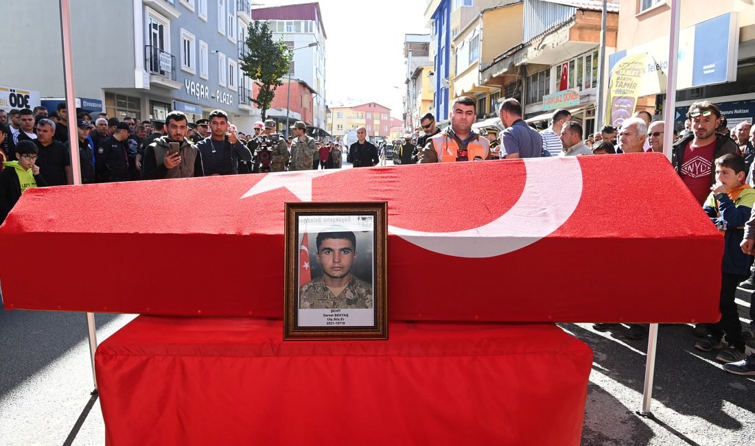ŞEHİT BEKTAŞ’IN NAAŞI TOPRAĞA VERİLDİ Görev yaptığı Van’ın Başkale ilçesinde şehit olan Ulaştırma Sözleşmeli Er