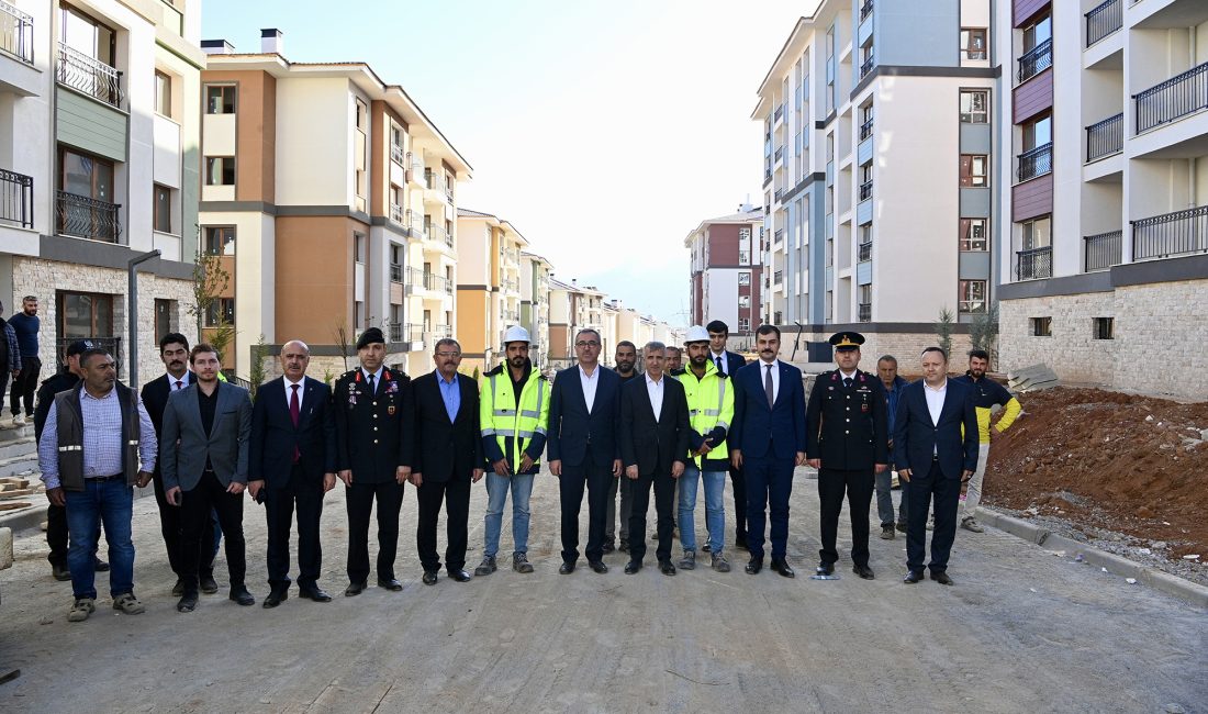 GÜNGÖR VE ÜNLÜER, GÖKSUN TOKİ KONUTLARINDA İNCELEMELERDE BULUNDU Büyükşehir Belediye Başkanı Hayrettin Güngör, Vali Mükerrem Ünlüer ile birlikte