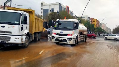 Büyükşehir Belediyesi, gece saatlerinde etkisini artıran yağışların çevreye verdiği hasar
