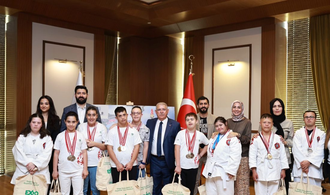 BAŞKAN MAHÇİÇEK, ÖZEL İHTİYAÇ SAHİBİ ŞAMPİYON SPORCULARI AĞIRLADI Onikişubat Belediye Başkanı Hanefi Mahçiçek, Hamidiye Bekir Topçuoğlu Özel Eğitim