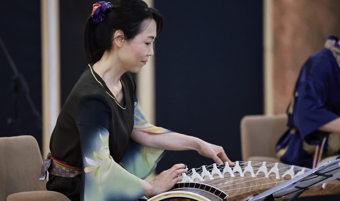 JAPONYA’NIN GELENEKSEL ENSTRÜMANI KOTO, EXPO 2023’DE TÜRK EZGİLERİ İLE BULUŞTU Yaklaşık 2000 yıl önce Japonya’da çalınmaya başlanan, egzotik tınısıyla kalplere