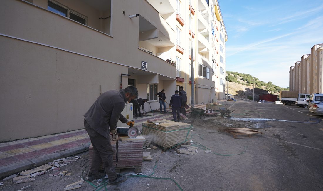 Yıldızevler Konutları’nda asfalt ve üstyapı işleri devam ediyor Büyükşehir Belediyesi, Dulkadiroğlu ilçesi Doğukent Mahallesi’nde bulunan Yıldızevler Konutları’nda tamamladığı