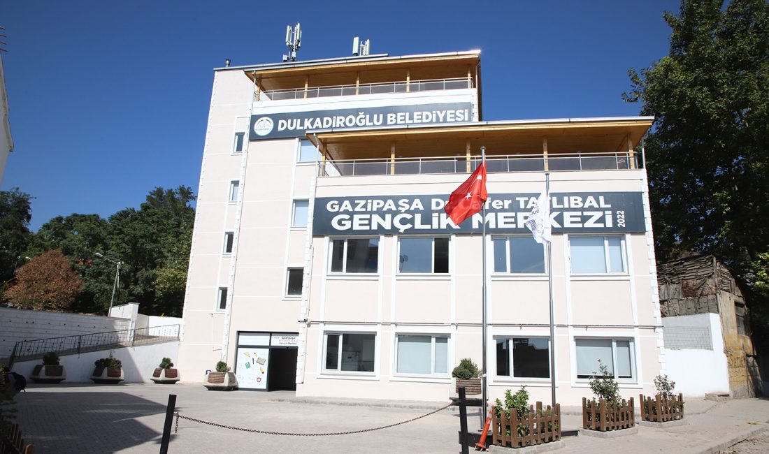 DULKADİROĞLU GENÇLİK MERKEZLERİ GENÇLERİN GÖZDESİ OLDU Bu yıl ortaya koyduğu kurs, etkinlik ve çeşitli faaliyetlerle gençlere