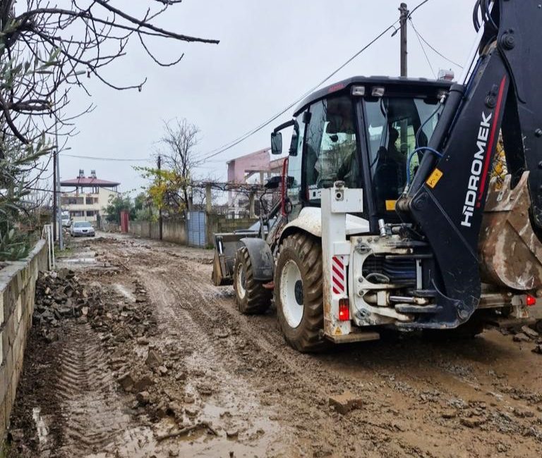 Büyükşehir Belediyesi, Türkoğlu’nda ev ve iş yerlerinin tadilatı esnasında oluşan