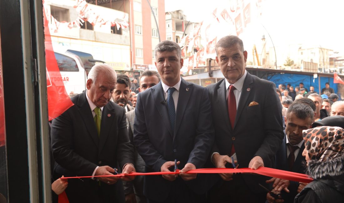 Aydoğar, “Yukarıdan Atanarak Değil, Tırnaklarımızla Kazıyarak Yola Çıktık” Kahramanmaraş’ın tüm bölgelerini ziyaret ederek insanların kalbine dokunan Yeniden Refah