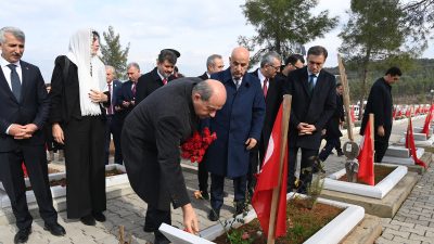 KKTC Cumhurbaşkanı Ersin Tatar ile Kapıçam Şehir Mezarlığı’nı ziyaret eden