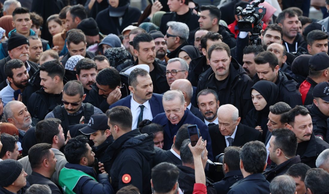 Cumhurbaşkanı Erdoğan, Kapıçam’da Deprem Şehitliği’ni Ziyaret Etti Asrın felaketinin yıl dönümünde Kahramanmaraş’a gelen Cumhurbaşkanı Recep Tayyip Erdoğan,
