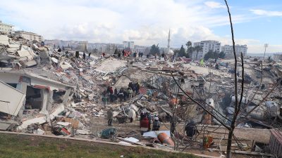 
Kahramanmaraş'taki ilk 7,7'lik depremin yıkıcı etkisi kamerada!
