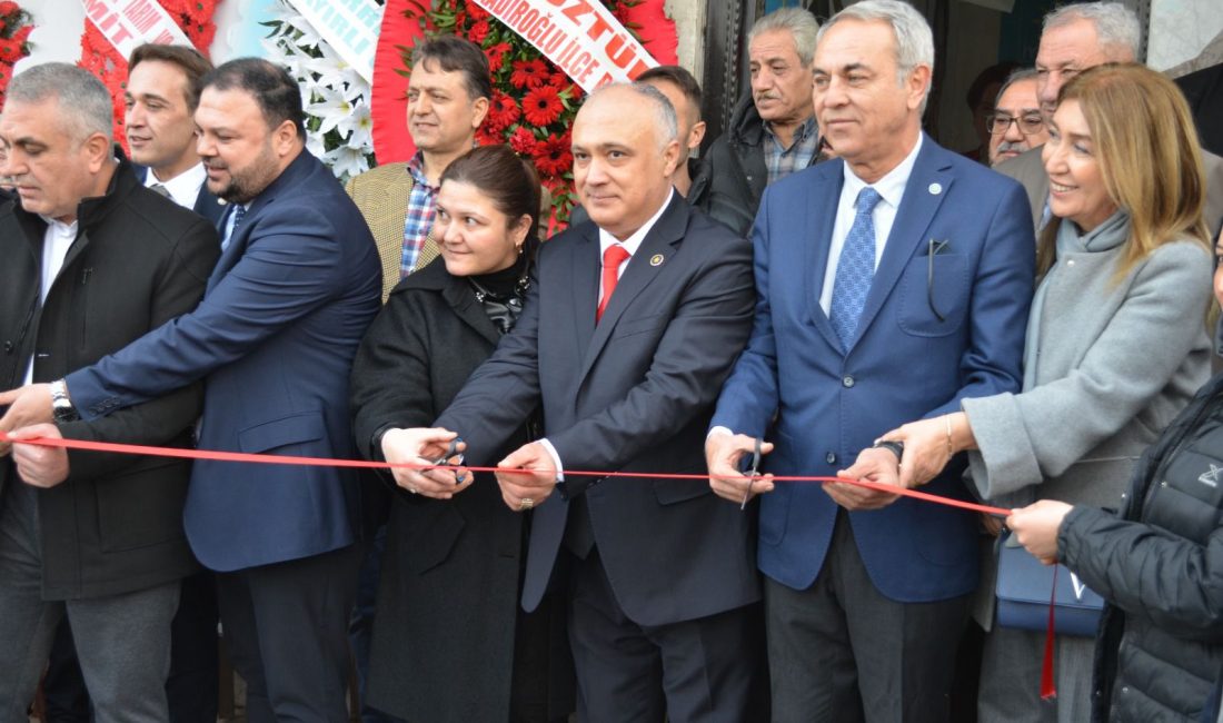 İYİ Parti Dulkadiroğlu Seçim Ofisi Açıldı Seçim ofisi açılışında konuşan İYİ Parti Dulkadiroğlu Belediye Başkan adayı