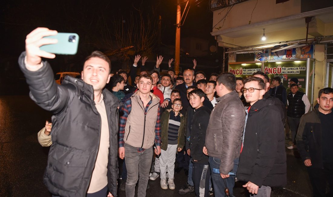 Başkan Okay, “Geleceğimizin Anahtarı Gençlerimizdir” Dulkadiroğlu Belediye Başkanı Necati Okay, Şeyhşamil mahallesinde gençlerle bir araya