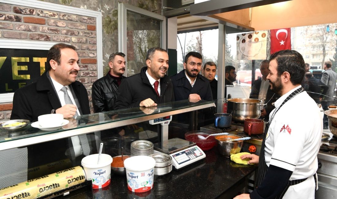 Alparslan Türkeş Bulvarı’nda esnaf ziyareti gerçekleştiren ve vatandaşlarla bir araya