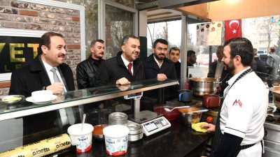Alparslan Türkeş Bulvarı’nda esnaf ziyareti gerçekleştiren ve vatandaşlarla bir araya