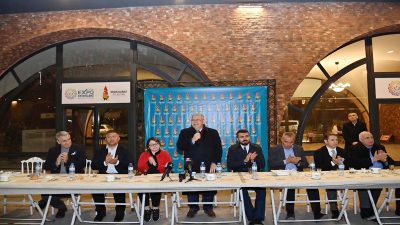 Başkan Mahçiçek,, toplantıya katılan muhtarlara günün anısına çeşitli hediyeler takdim