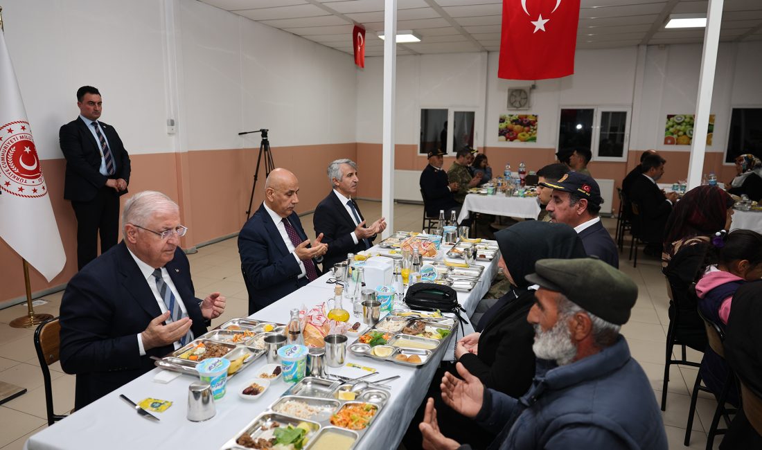 Bakan Güler, İftarda Şehit Aileleri, Gaziler ve Mehmetçikle Buluştu Milli Savunma Bakanı Yaşar Güler ile birlikte Garnizon Komutanlığının düzenlediği