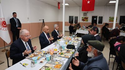 Milli Savunma Bakanı Yaşar Güler ile birlikte Garnizon Komutanlığının düzenlediği