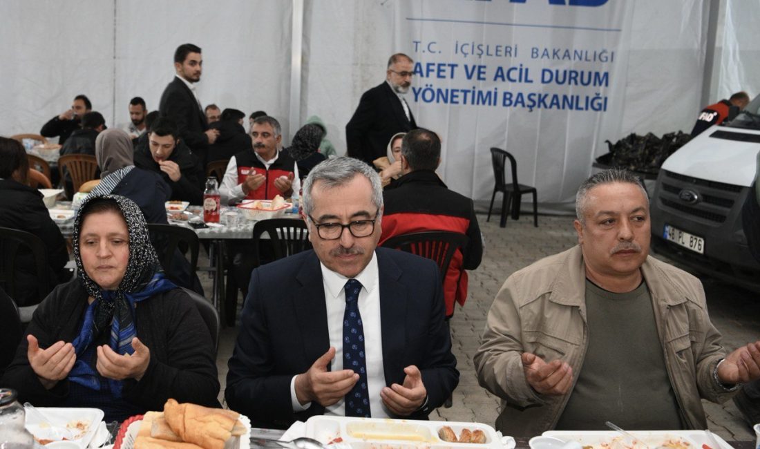 Büyükşehir Belediye Başkanı Hayrettin Güngör, Nef Galatasaray Konteyner Kent’te vatandaşlarla