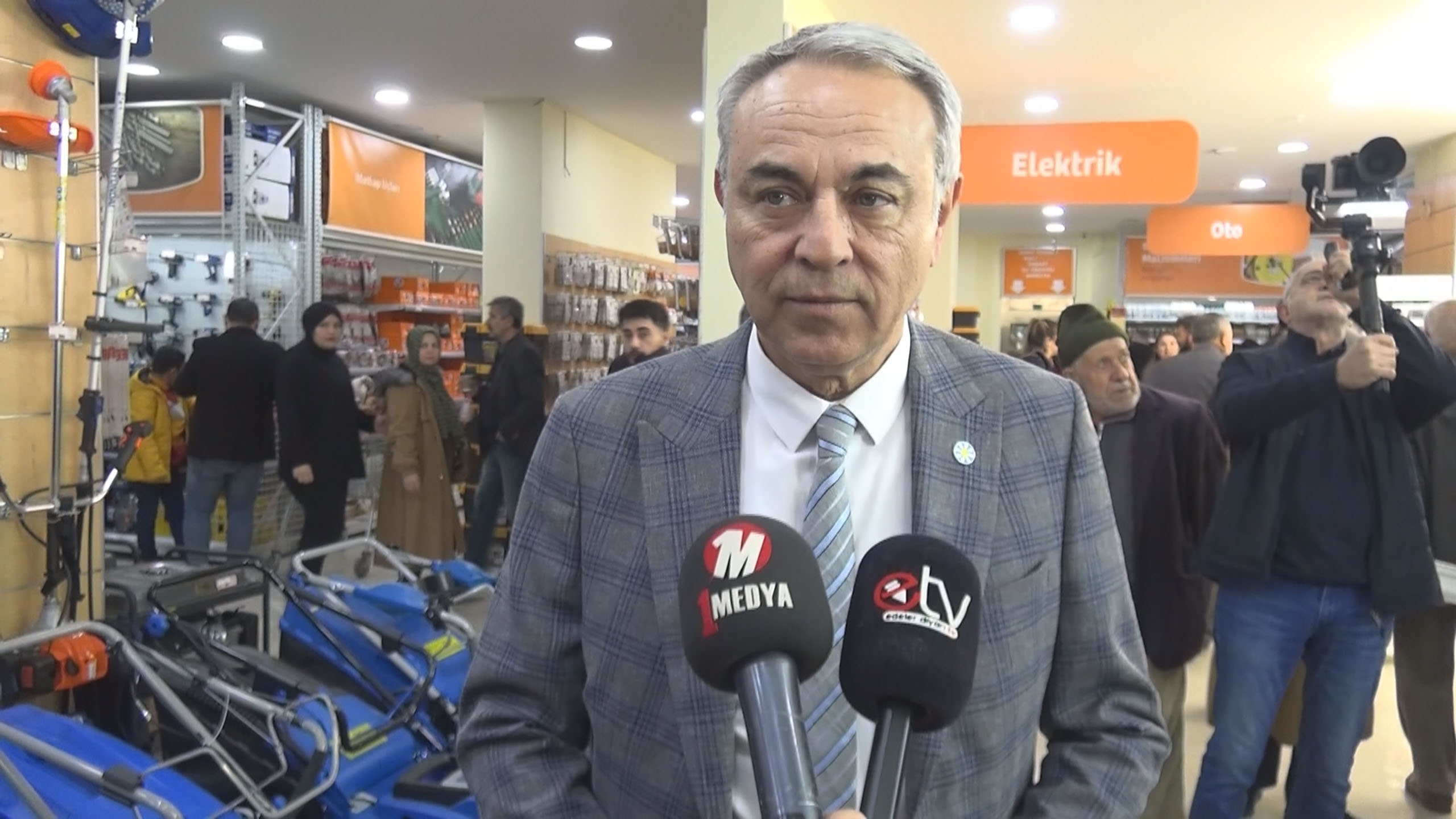 Mağazayı ziyaret eden Dedeoğlu, böyle bir tesisi Kahramanmaraş’a kazandıran işletmecileri