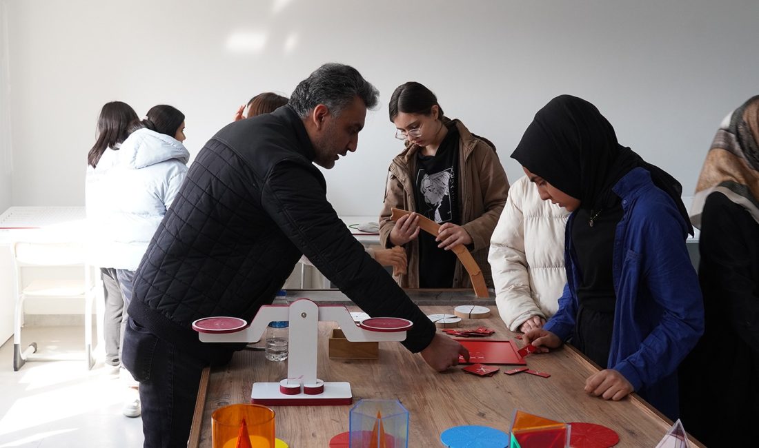 Dulkadiroğlu Belediyesi Gençlik Merkezleri, gençlere matematiği sevdirmek için matematik atölyesi