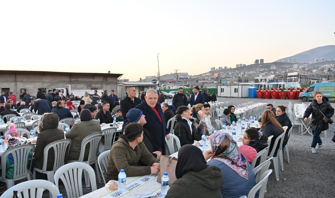 Onikişubat Belediyesi, Başkan Hanefi Mahçiçek öncülüğünde geleneksel hale getirdiği iftar