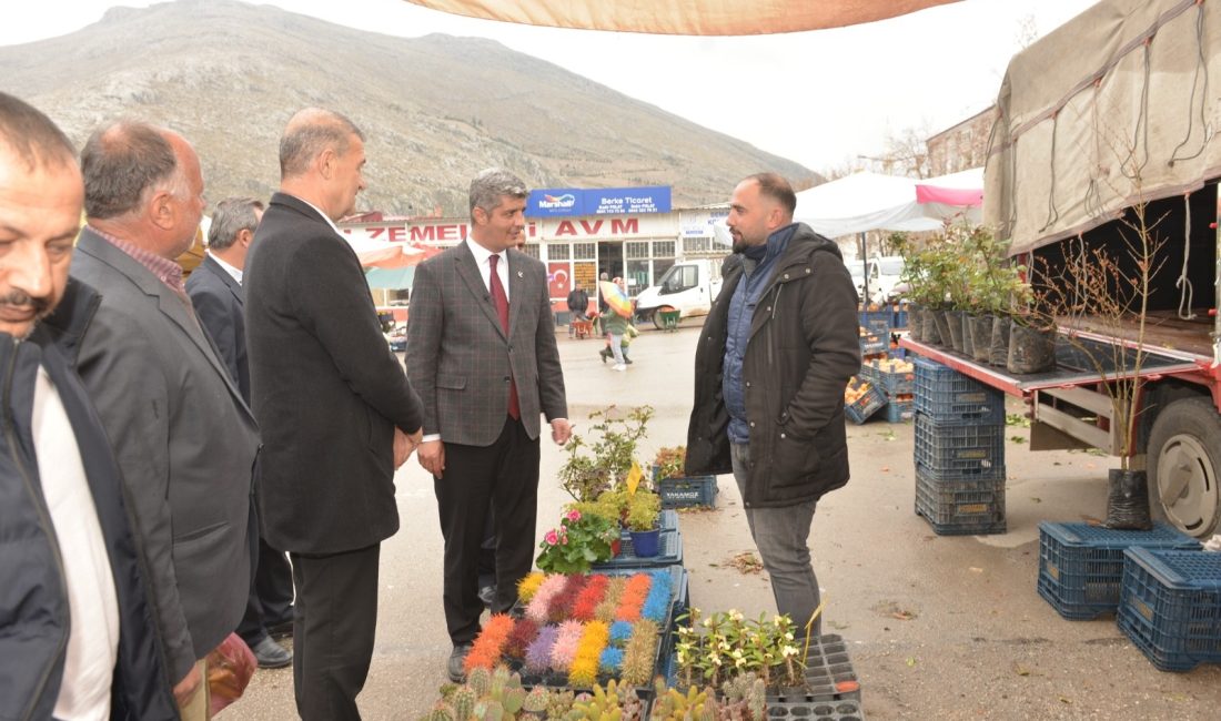 Elbistan’da yaş meyve ve sebze halindeki esnafları ziyaret eden Yeniden