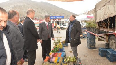 Elbistan’da yaş meyve ve sebze halindeki esnafları ziyaret eden Yeniden