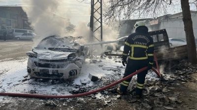Kahramanmaraş'ın Dulkadiroğlu ilçesinde bulunan Küçük Sanayi Sitesi'nde, park halindeki hurda