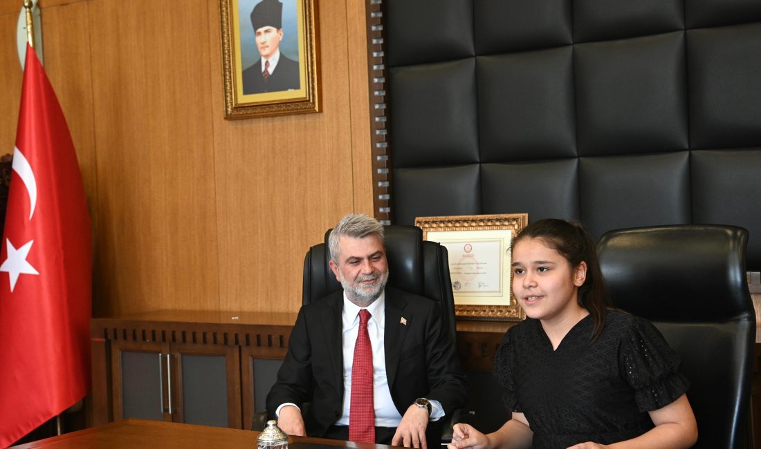 Başkan Görgel, Koltuğu Minik Başkan Tuğsem’e Devretti 23 Nisan Ulusal Egemenlik ve Çocuk Bayramı’nda koltuğunu 6. sınıf