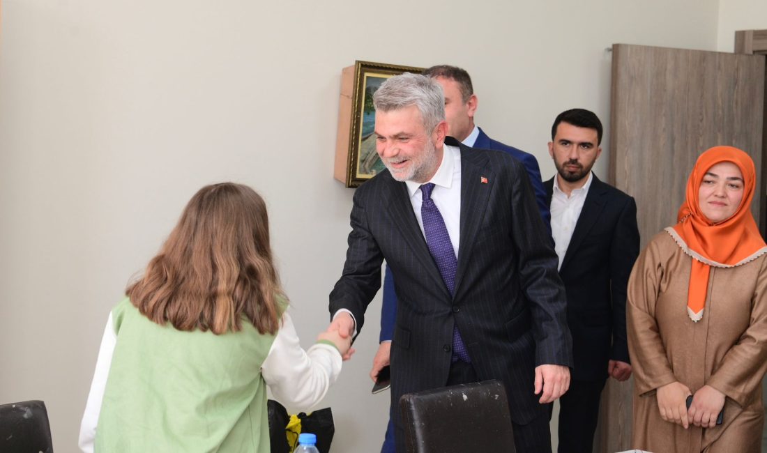 Başkan Görgel: “Biz, Büyükşehir Belediyesi Ailesiyiz” Personellerle tanışma ziyaretlerini sürdüren Başkan Fırat Görgel, “Tüm çalışma arkadaşlarımızla