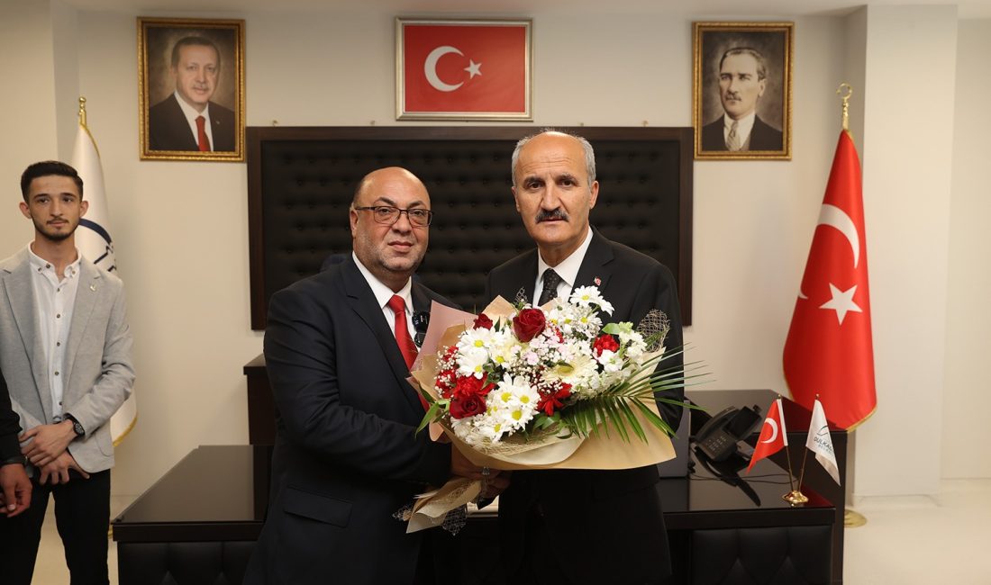 Dulkadiroğlu’nda Mehmet Akpınar Görevi Devraldı Dulkadiroğlu Belediye Başkanlık görevini devralan Mehmet Akpınar, Dulkadiroğlu’nun her