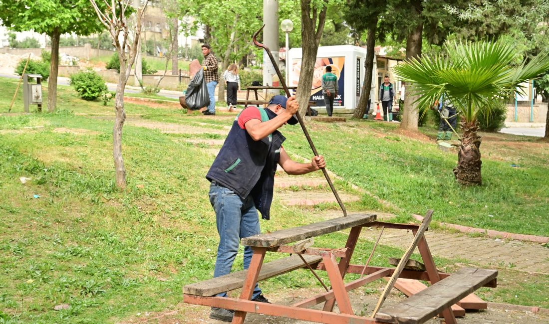 Onikişubat Belediyesi Park ve Bahçeler Müdürlüğü’ne bağlı ekipler, yaz sıcaklarının