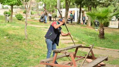 Onikişubat Belediyesi Park ve Bahçeler Müdürlüğü’ne bağlı ekipler, yaz sıcaklarının