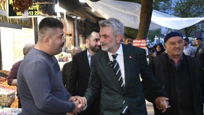 Tarihi Kapalı Çarşı’da esnaf ve vatandaşlarla bir araya gelen Başkan