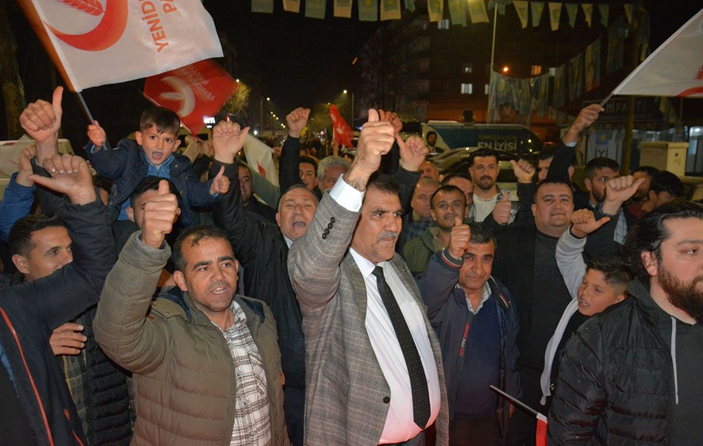 Türkoğlu’nda Mehmet Karaca Rüzgarı! Türkoğlu, yerel seçimlerin ardından büyük bir heyecana sahne oldu. Mehmet