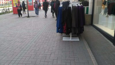 Şehir merkezlerinde, dükkân sahiplerinin ürünlerini kaldırımlara taşıyarak sergilemesi, yaya trafiğini