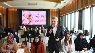 Anneler Günü dolayısıyla düzenlenen programda şehit ve gazi anneleriyle bir