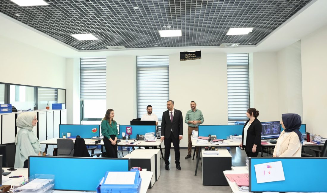 Başkan Toptaş, “Onikişubat’ımız İçin Özveriyle Çalışacağız” Onikişubat Belediye Başkanı Hanifi Toptaş, Belediye Hizmet Binası’nda görev yapan