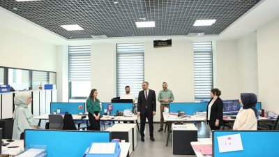 Onikişubat Belediye Başkanı Hanifi Toptaş, Belediye Hizmet Binası’nda görev yapan