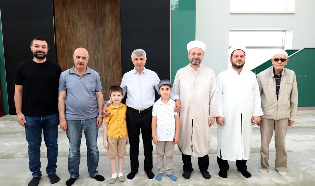 Valimiz Mükerrem Ünlüer, Kurban Bayramı Namazını Zekeriya Tanrıverdi Camii'nde eda
