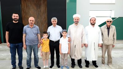 Valimiz Mükerrem Ünlüer, Kurban Bayramı Namazını Zekeriya Tanrıverdi Camii'nde eda