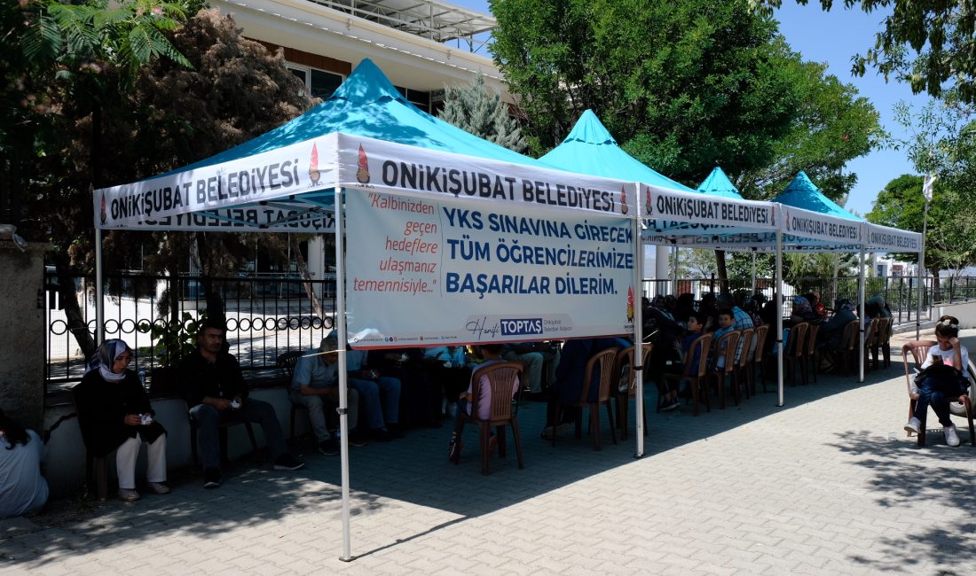 Onikişubat Belediyesi, YKS’ye Giren Öğrencilerin Ve Ailelerinin Sınav Heyecanına Ortak Oldu Kahramanmaraş’ın Onikişubat ilçesinde binlerce öğrenci Yükseköğretim Kurumları Sınavı’nda ter dökerken,